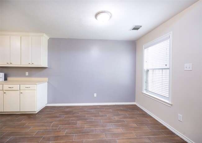 Building Photo - 100 Artesian Way