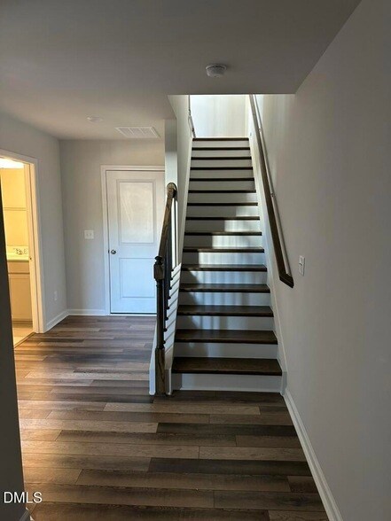 Foto del edificio - 451 Deercroft Dr