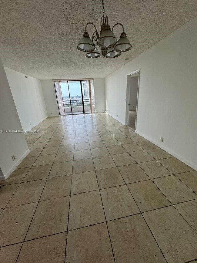 Foto del edificio - 3300 NE 191st St