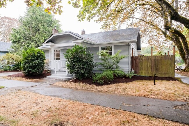 Building Photo - 2 Bedroom House in Midtown