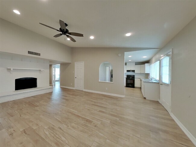 Foto del edificio - 6127 Larchbrook Dr