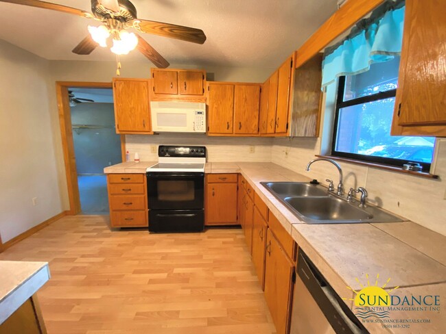 Building Photo - Lovely 3 Bedroom Home with Sparkling In-gr...