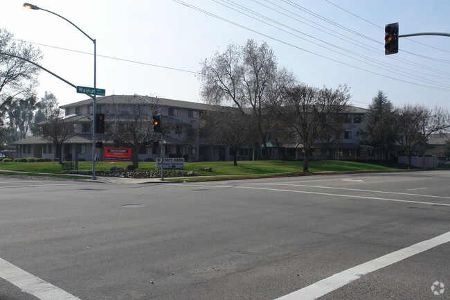 Foto del edificio - Walnut Park Apartment