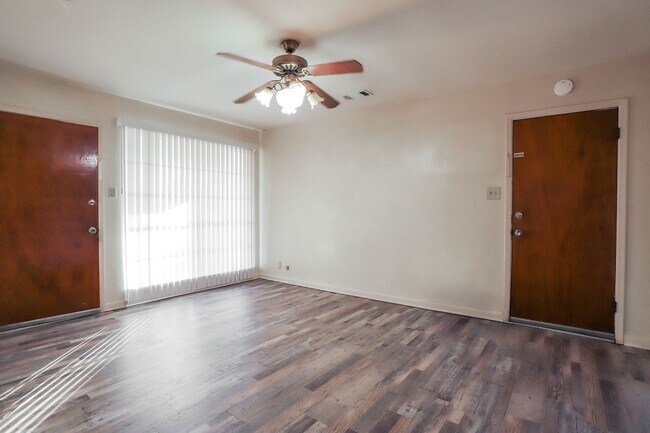 Foto del edificio - 3 Bedroom 1.5 Bath House for Rent In Wake Village, TX!