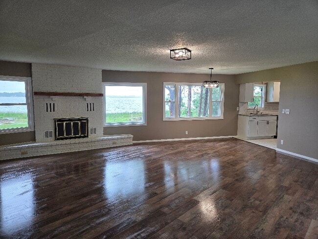 Building Photo - 3311 Interlachen Dr NE