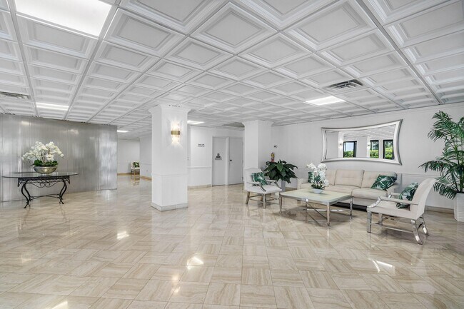 Foto del edificio - 3460 S Ocean Blvd