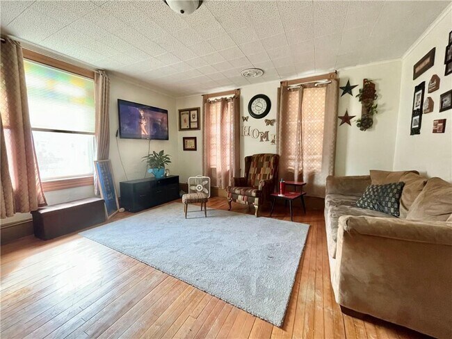 Foto del edificio - 4 bed 2 bath available June 1st