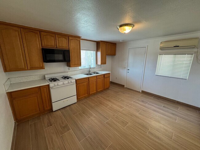 Foto del edificio - Cozy 1 Bed, 1 Bath Pomona Cottage with 440...