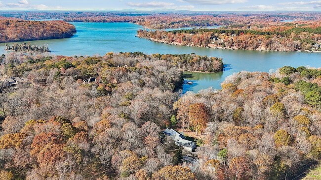 Nestled on a cove at Lake Wylie - 13232 Withers Cove Rd