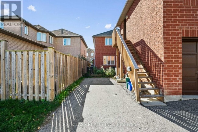 Building Photo - 496 White's Hill Ave