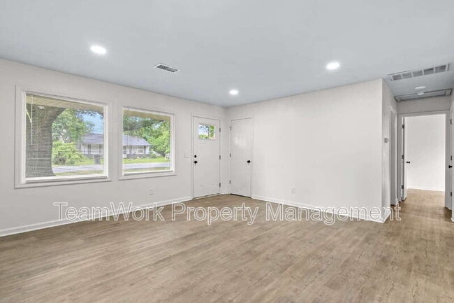 Building Photo - 3120 Matipan Ave