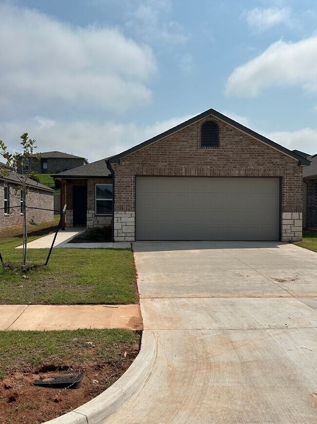 Building Photo - Pre-Lease This Beautiful 3-Bedroom, 2-Bath Home with a Beautifully Landscaped Yard in Yukon