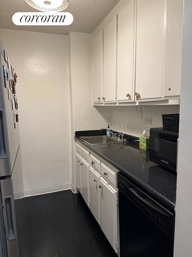 Building Photo - 77 E 12th St