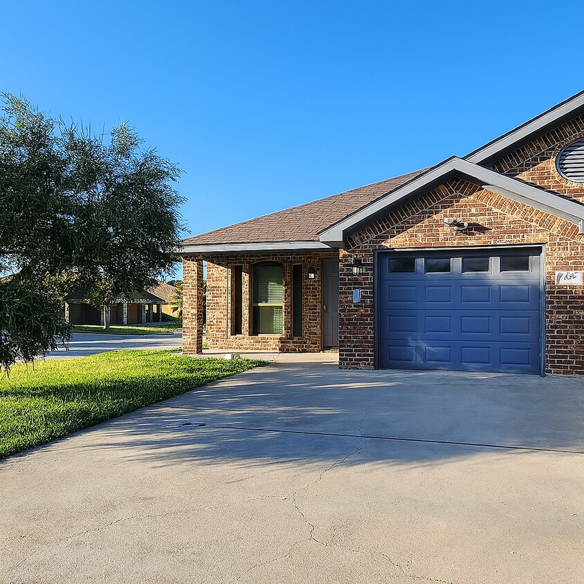 Foto principal - Spacious 2-Bedroom Home on Corner Lot – Mo...