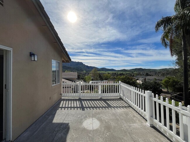Foto del edificio - MOUNTAIN VIEWS!! Newbury Park 4+2.5 on cul-de-sac lot!