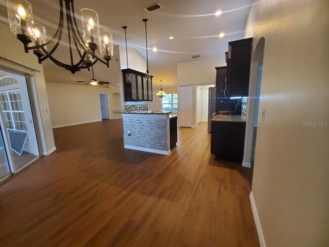 Building Photo - 10 Wayler Pl