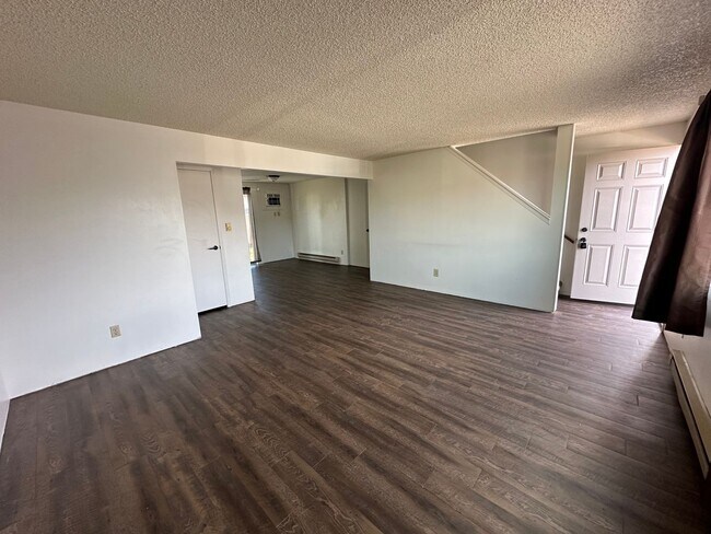 Foto del edificio - Modernly updated two bedroom, one and half bathroom townhome located within walking distance to R...