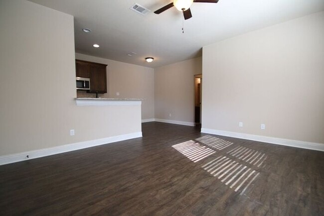 Building Photo - ((FREE DECEMBER RENT)) Picture PERFECT 3/2...