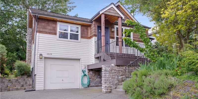 Primary Photo - Cute Shoreline Home