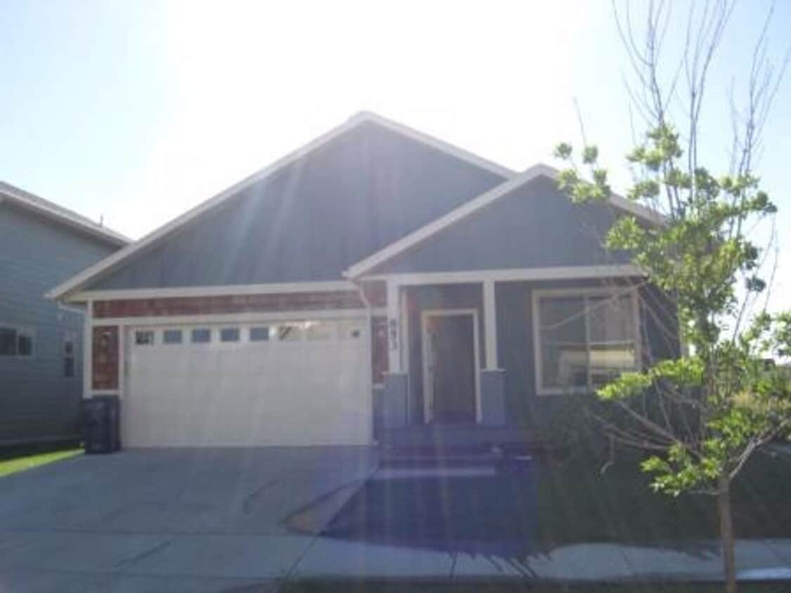 Primary Photo - 3 Bed 2 Bath Single Home with wood floors ...
