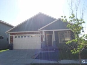 Building Photo - 853 Jardine Ave