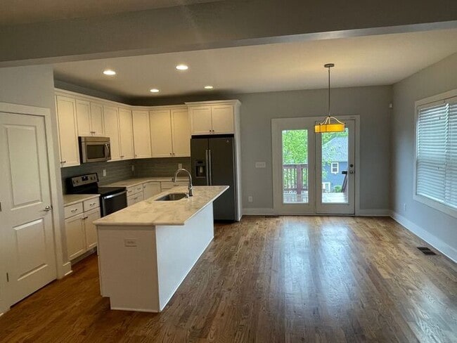 Building Photo - Beautiful 3-Bedroom Home with Modern Featu...