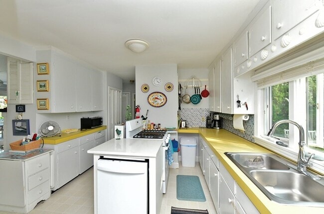 Building Photo - 208 Standish Rd