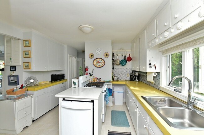 Foto del edificio - 208 Standish Rd