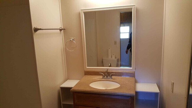 Foto del edificio - 102 Helms Cir