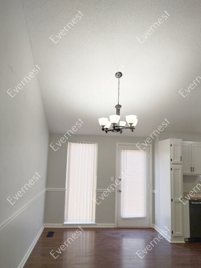 Foto del edificio - 3 Bed & 2.5 Bath House in Olathe / Pet-Fri...