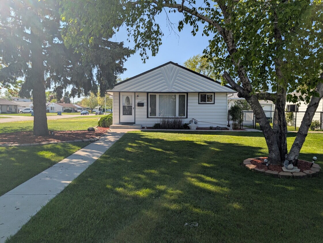 Foto principal - 8827 S Kilbourn Ave