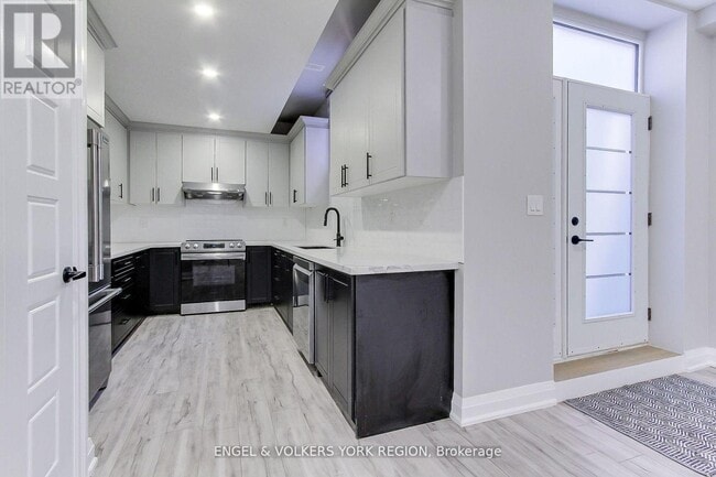 Building Photo - 4 Valley Point Cres