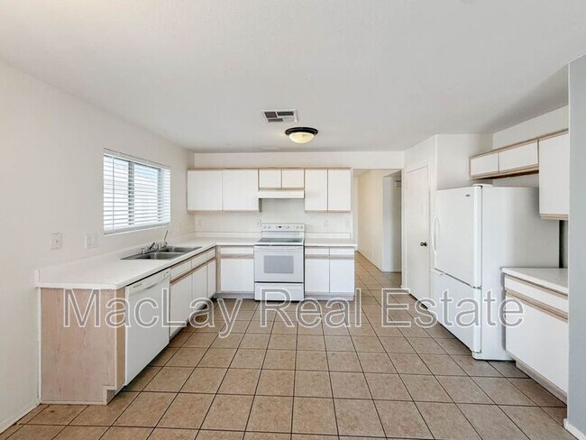 Foto del edificio - 15724 W Smokey Dr