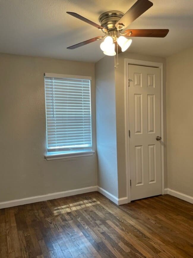 Building Photo - Reduced Deposit and Free Weeks! Updated 2BR w/ Granite Counters, Wood Floors & Prime Location Nea...