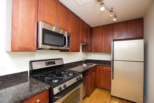 Building Photo - 628 W Wrightwood Ave