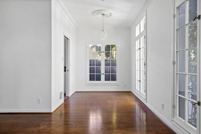 Building Photo - 2205 N Beachwood Dr