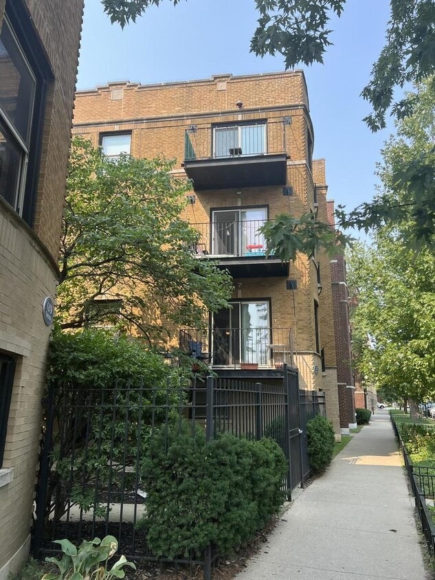 Primary Photo - 1231 W Greenleaf Ave