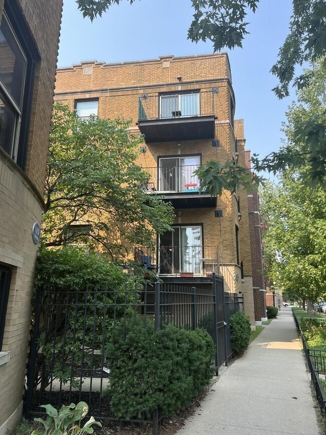 Building Photo - 1231 W Greenleaf Ave