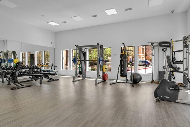 Gimnasio, pesas libres y TV en Mission Hills Apartments, San Antonio, Texas - Mission Hills Apartments