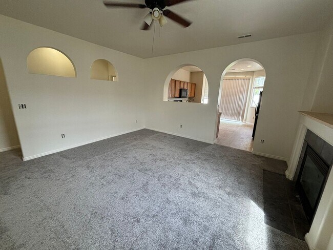 Building Photo - Beautiful 3 bedroom 2 bath unit is a must ...
