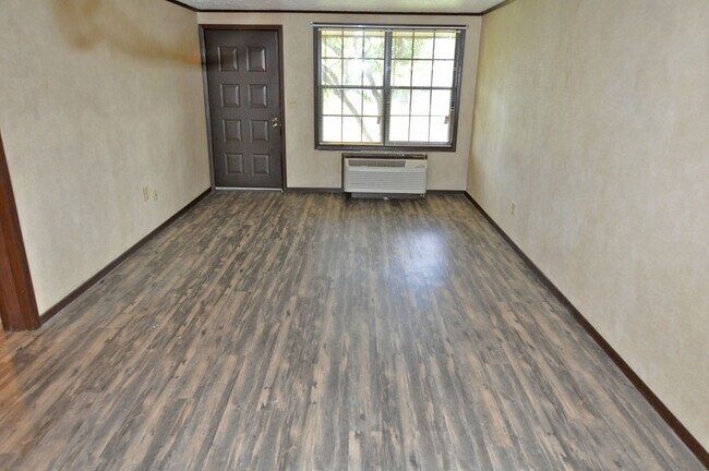 Foto del edificio - 833 Logan Ave NW