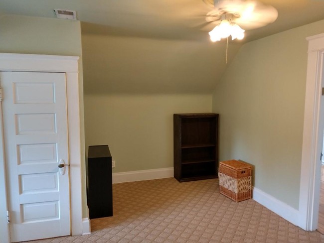 Large bedroom - 1528 Quarrier St