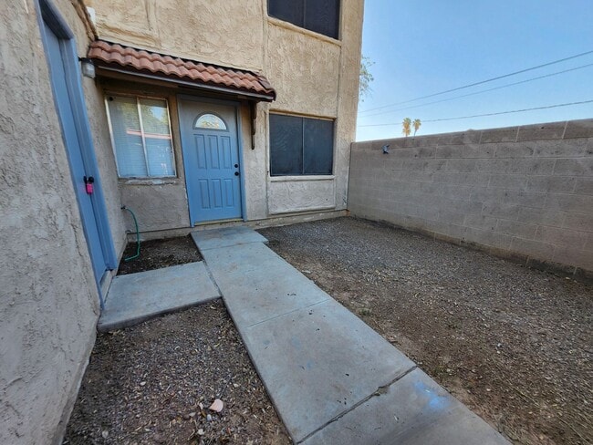 Building Photo - Charming 2-Bedroom Townhome
