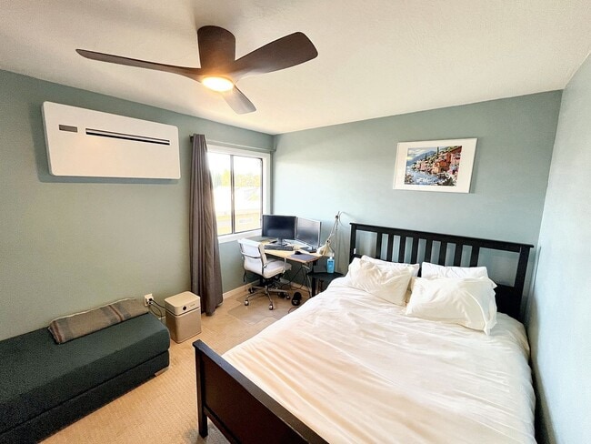 Building Photo - Modern 2B/2.5B TH Steps from Dimond Park A...