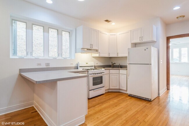 Building Photo - 3522 N Leavitt St