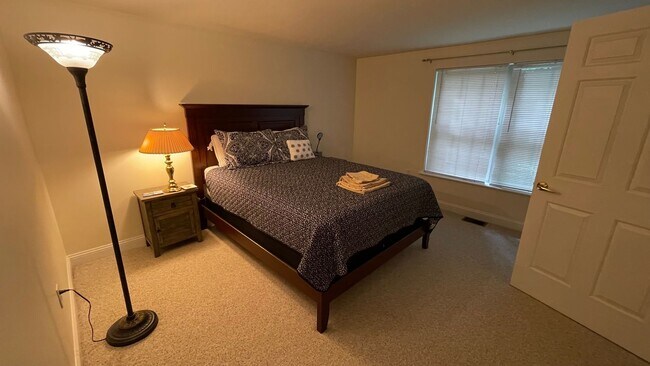 Foto del edificio - Spacious Furnished 3-Bedroom Condo – All U...