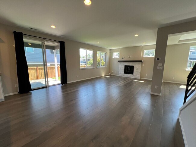Building Photo - Beautiful, Executive Home, Available Now