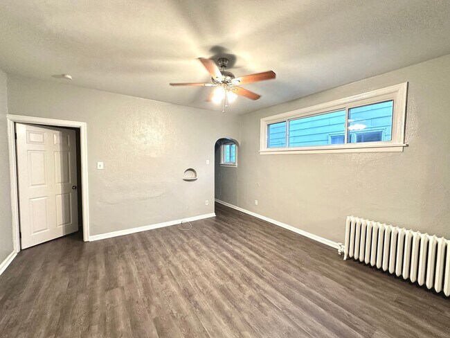 Foto del edificio - Charming 2 Bed, 1.5 Bath w/ Bonus Space in...