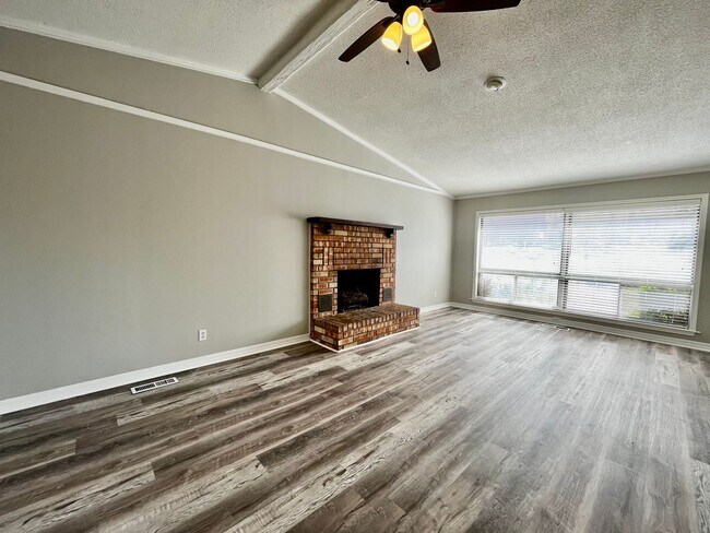 Building Photo - Renovated 4 Bedroom 2.5 Bath home in North...