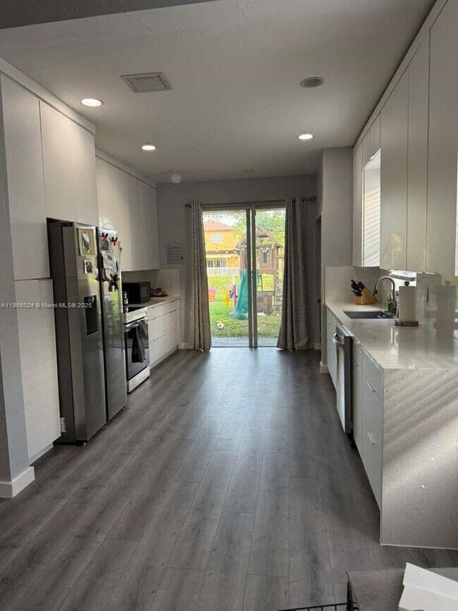 Building Photo - 1271 NE 40th Rd